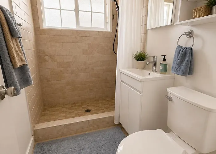 Quiet Furnished Pasadena Retreat Near Freeways