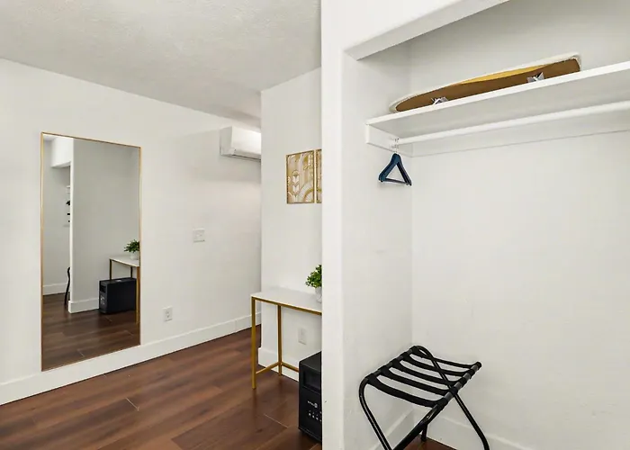 Downtown Omaha - Elevated Studio & 1-Bed Stays