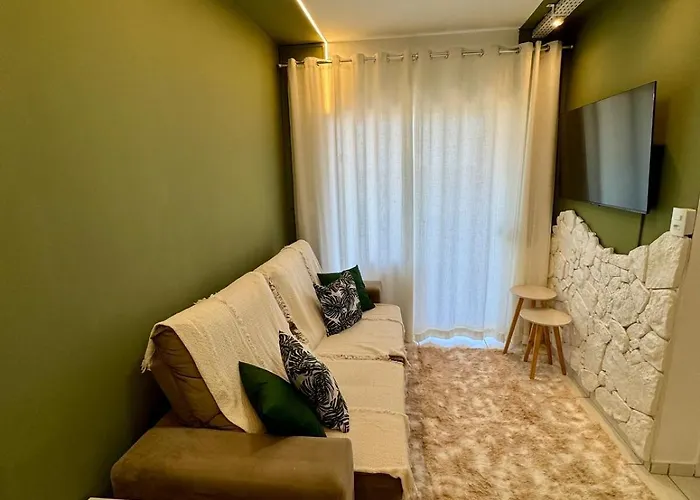 Apartamento 2 Quartos Aconchegante - Ar Condicionado nos Quartos - 1 Cama Casal - 2 Camas de Solteiro com Auxiliar - Cozinha Completa - Estacionamento Gratuito