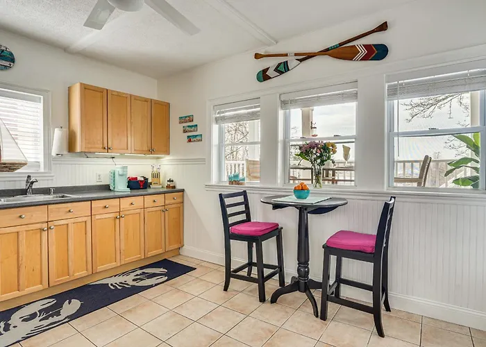 Gloucester Large 2-Room Studio, Full Kitchen, Deck