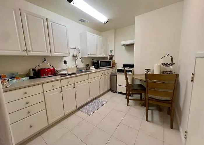 Charming Studio One Mile From Beach