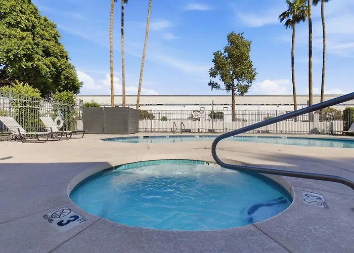 Explore Mesa From This Modern Retreat