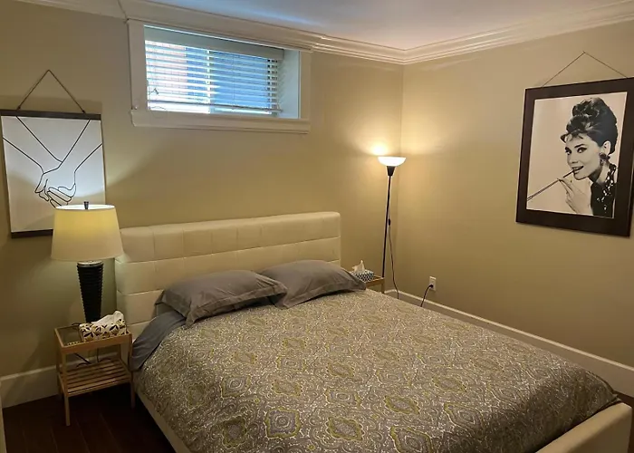 Equipped Guesthouse Near Oakridge Mall