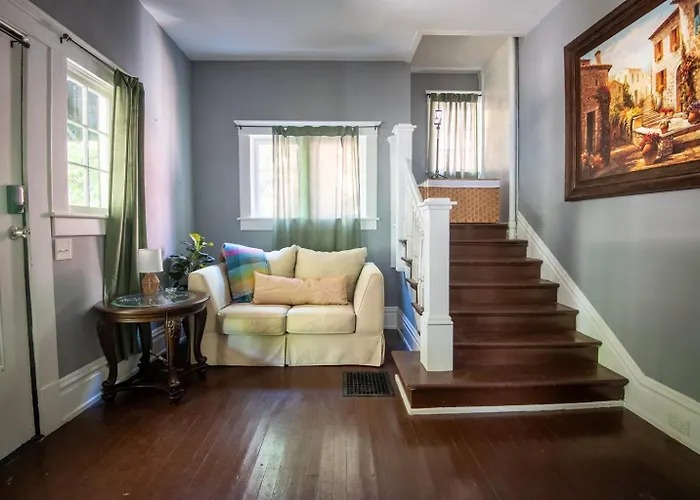 Magnolia Middle Suite Queen Bedscouplesdowntown