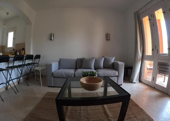 El Gouna South Marina Poolside 2-Bedroom Terrace Apartment Sleeps 4-Persons