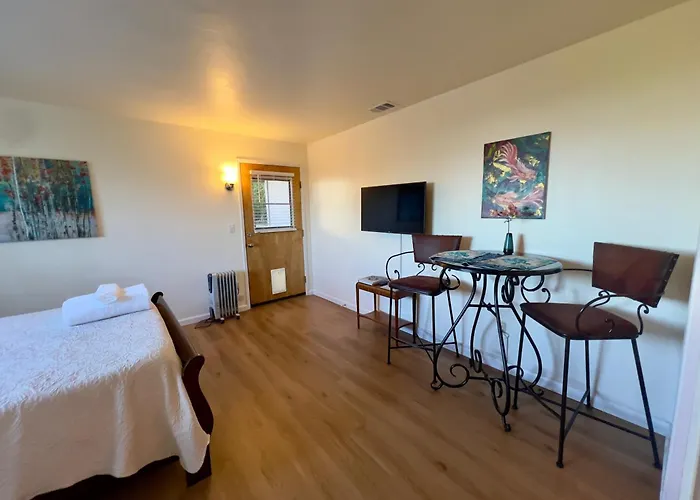 Charming Studio One Mile From Beach