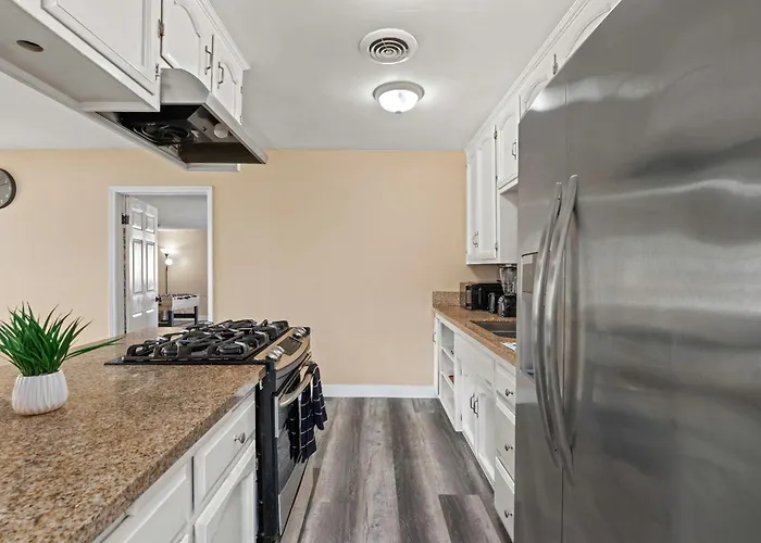 Modern Family Home With Private Pool Sleeps 6