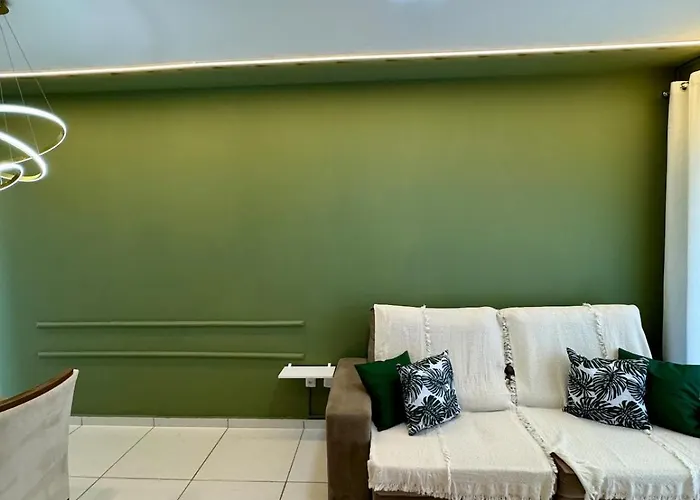 Apartamento 2 Quartos Aconchegante - Ar Condicionado nos Quartos - 1 Cama Casal - 2 Camas de Solteiro com Auxiliar - Cozinha Completa - Estacionamento Gratuito