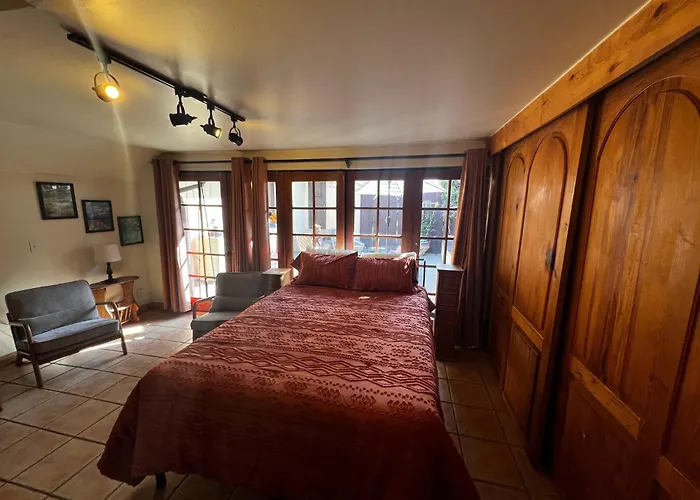 2034 Gillespie - Quiet Studio
