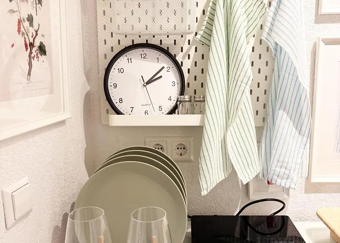 Zentrales modernes 1-Zimmer-Apartment in Hockenheim nahe Hockenheimring mit WLAN, Arbeitsplatz&Kitchenette
