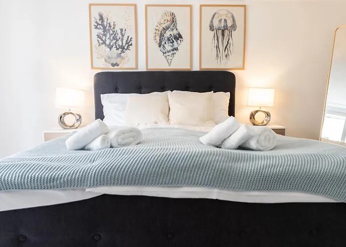 Beyond Cozy, Coastal Design, Balkon & Parkplatz