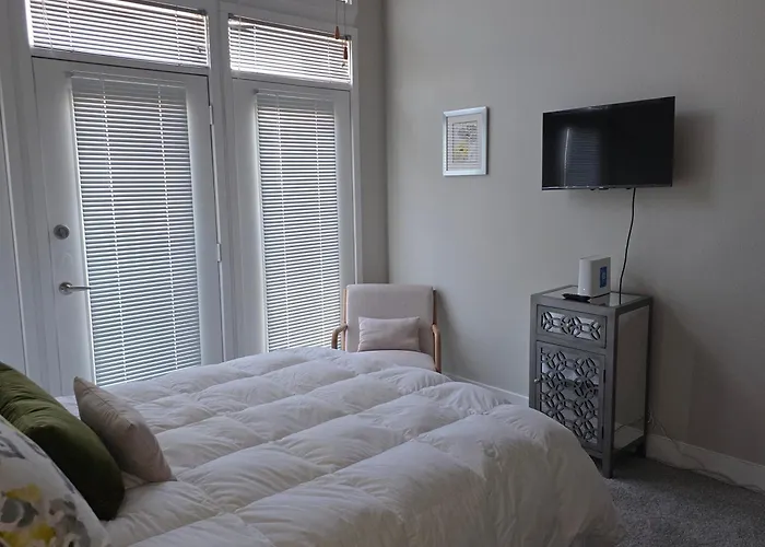 Stylish Downtown Loft 2 Queen Beds Pool Gym Free Parking