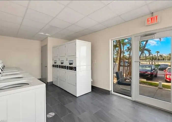 Gulf Breeze Studio - Bonita Beach Getaway