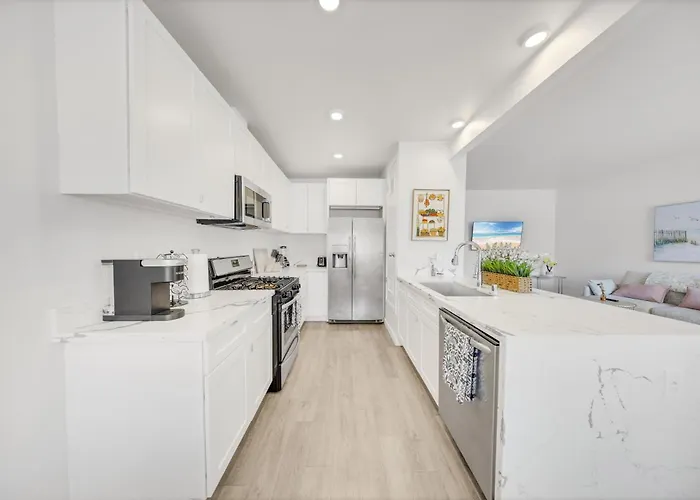 One Lux Stay Coastal 2Br Retreat Near The Beach