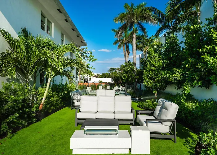 The Boathouse - Boca Waterfront Retreat