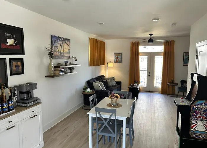 Modern 3Br Townhome In Mill Town Pet Friendly