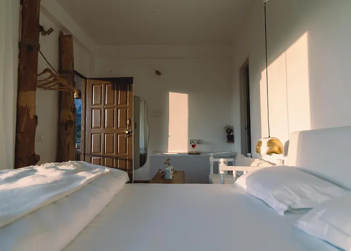 Thhpsociety - Exstacy Stays & Cafe - Your Romantic & Cozy Getaway - Mountain View , Hot Tub , Parking - Mukteshwar