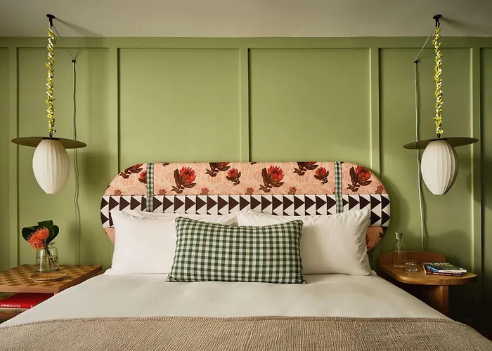 Wayfinder Waikiki - Voted Top 10 Best Hotels In Hawaii!