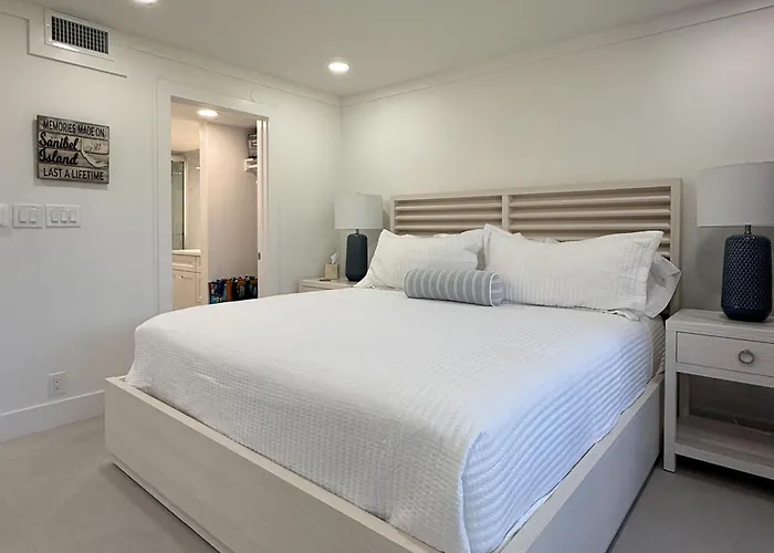 Sanibel Island Studio: Pool Access, Walk To Beach