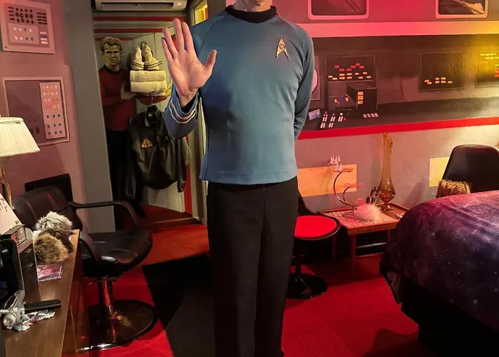 The Star Trek - Uss Enterprise Room At The Itty Bitty Inn