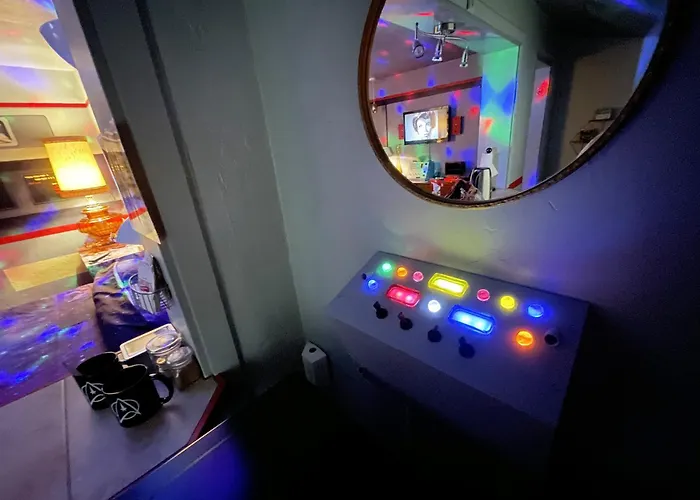 The Star Trek - Uss Enterprise Room At The Itty Bitty Inn