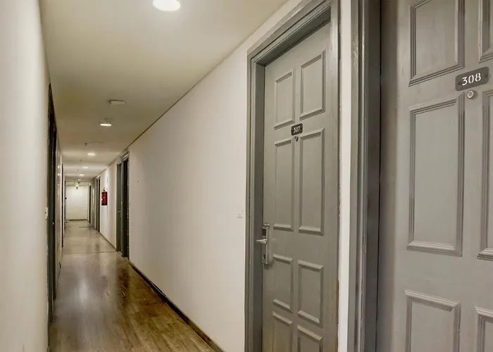 Super Townhouse Akota Vadodara