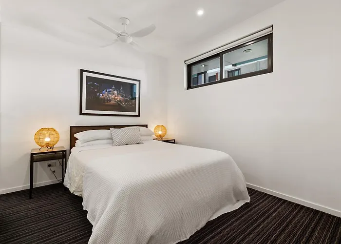 Modern Quiet 1&2 Bed Apt Opposite Albert Park