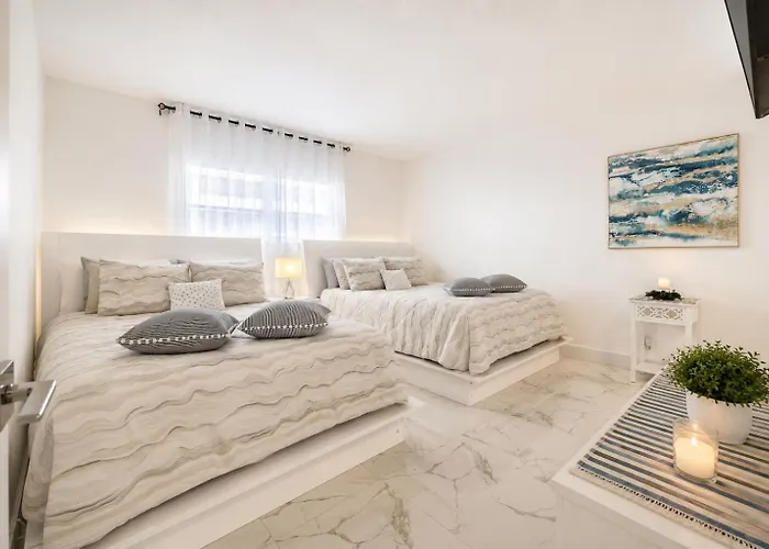 Extraordinary Oceanfront Condo - Heated Pool, Gym And Game Room - Hollywood Beach