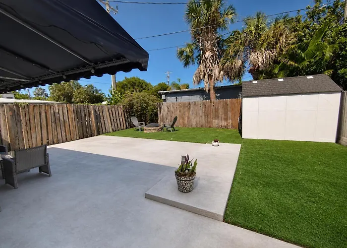Poinsettia Paradise - 1 Bdr Wing With Patio Near Beach
