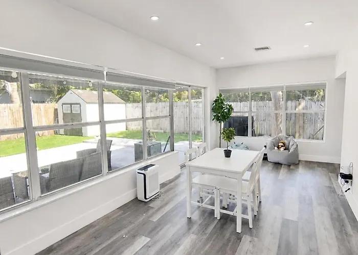 Poinsettia Paradise - 1 Bdr Wing With Patio Near Beach