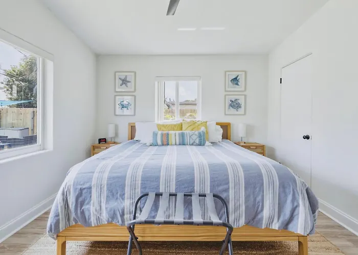 Luxury 2/2 Private Oasis W/Hot Tub Walk To Beach