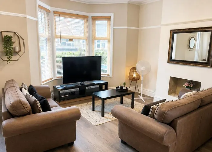 Roof Terrace Three Bedroom Apartment Near City Centre