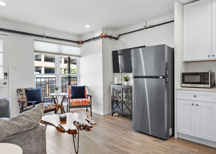 Main Street 2Br - Walk To Dining & Riverfront
