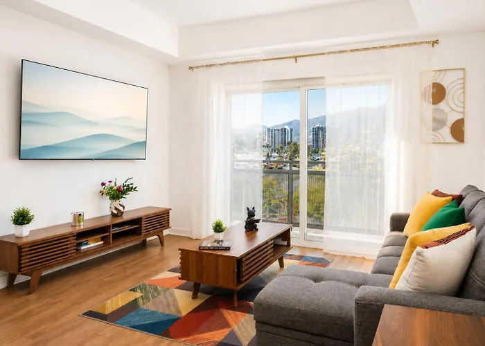 Stylish Apt Near Americana