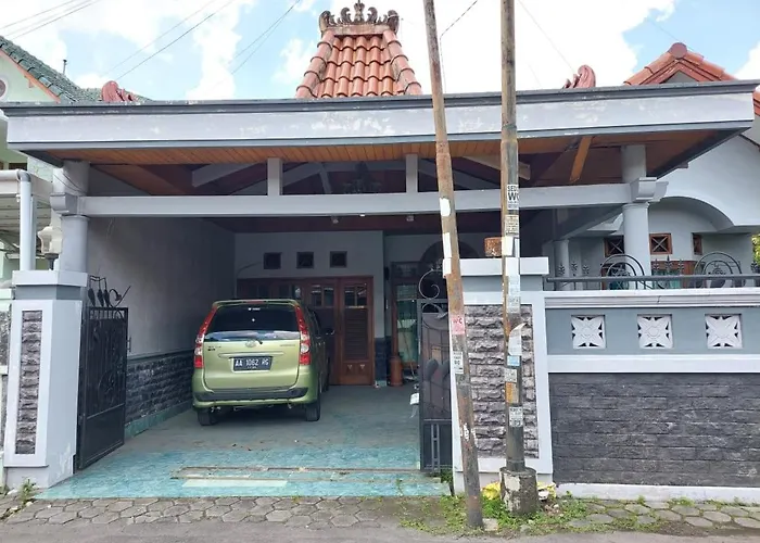 Oyo 95178 Azifa Guest House