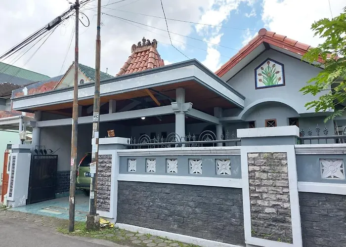 Oyo 95178 Azifa Guest House