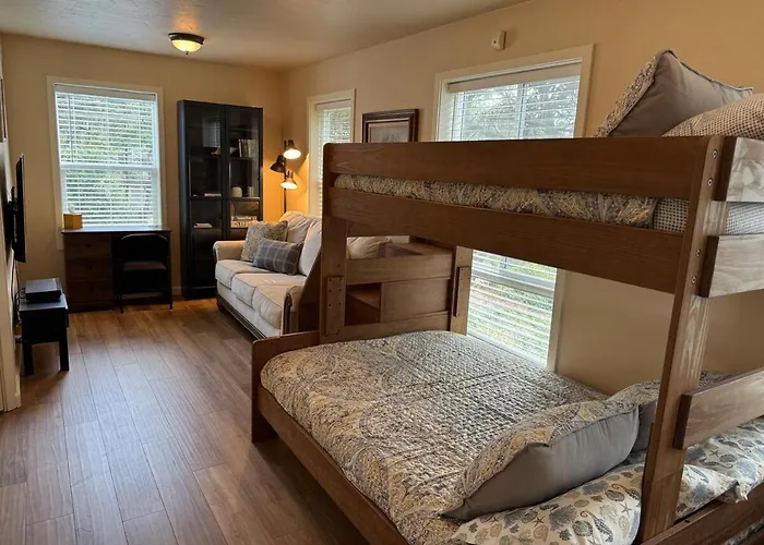 The Cozy Coastal Treehouse