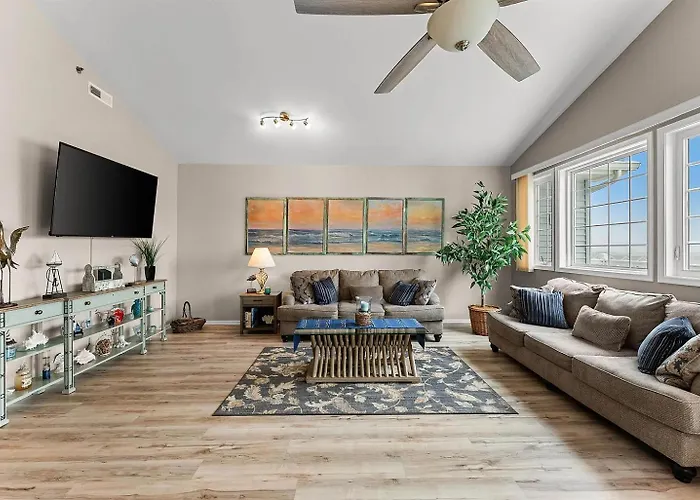 Top-Floor Coastal Condo With Pool, Private Deck & Walk To The Beach