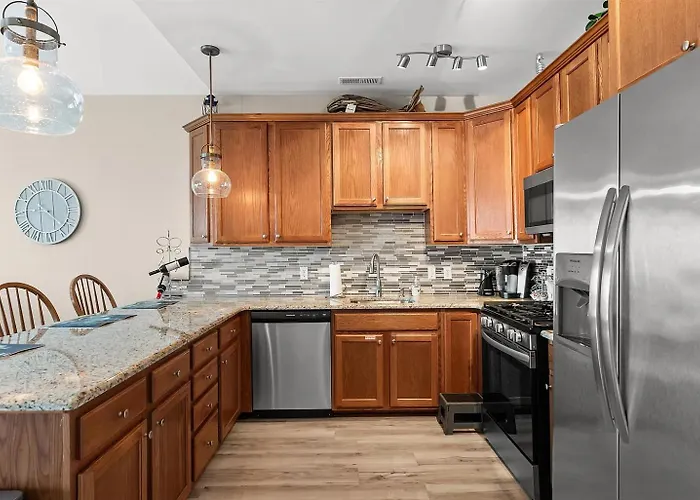 Top-Floor Coastal Condo With Pool, Private Deck & Walk To The Beach