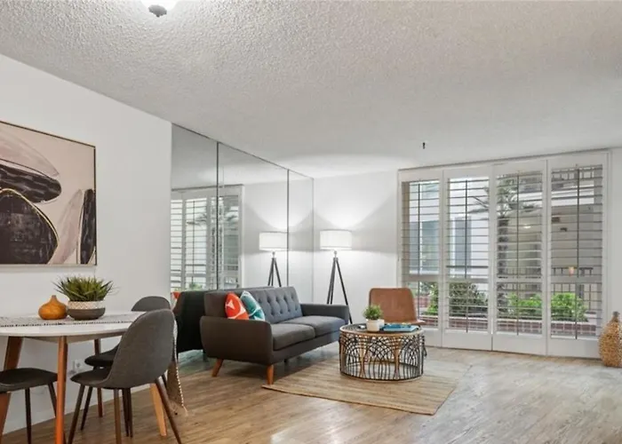 Oceanfront One Bedroom Retreat Near Riviera Village