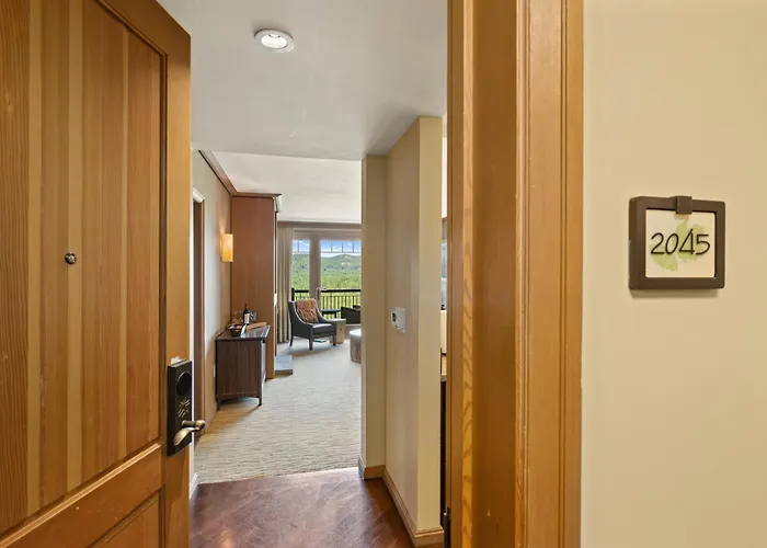2045 Spectacular River View 2 Private Balconies