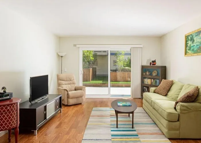 Bright Two Bedroom Retreat Near Hermosa Beach
