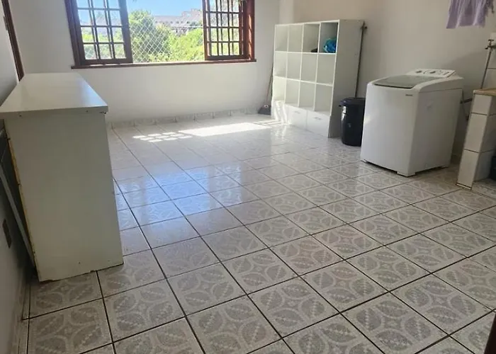 Casa com 03 quartos 02 banheiros e garagem