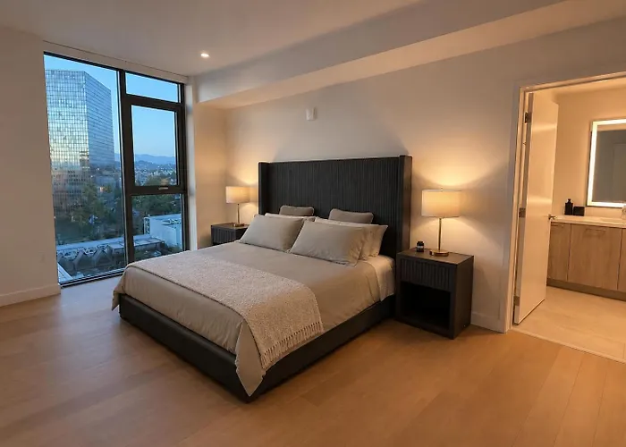 Highrise 2 Bedroom 3 Beds Apt In Koreatown