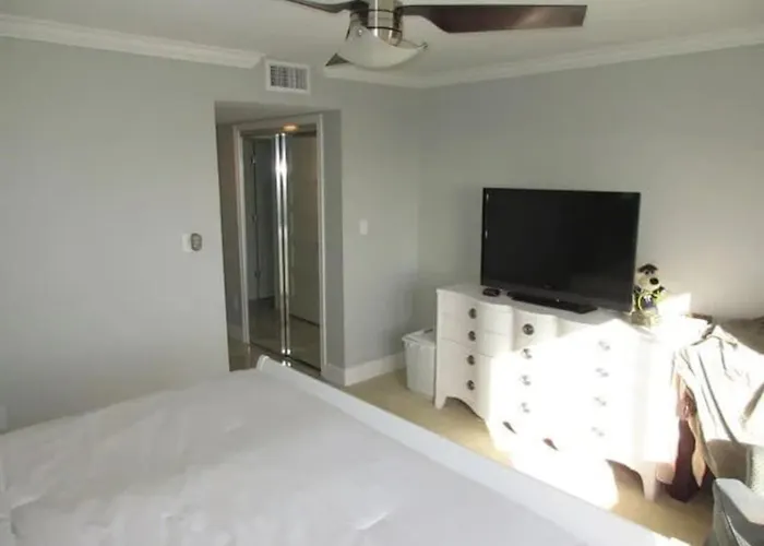 Oceanfront Modern 2Br Wpool & Beach Access