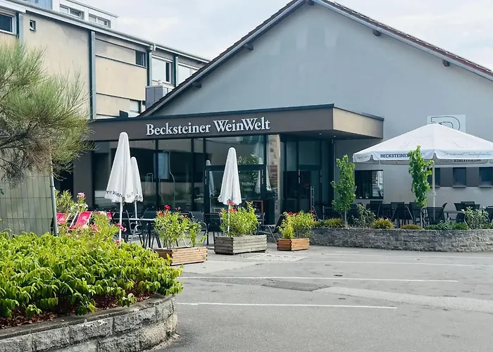 C&S Living I Natur I Weinberge I Küche I Modern I Parkplatz