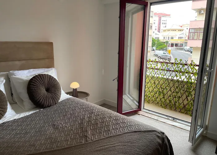 Golden Wood Apartment - Entire Home 3 Bedrooms & Private Garage