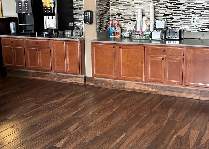 Super 8 By Wyndham Iowa City/Coralville