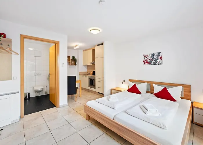 7SCHWABEN 1 Haus 7 unterschiedliche Wohnungen alle vollausgestattet mit Küche und Bad, Waschmaschine, Altstadt 3 Minuten, Bus 3 min, Bahn 5 min, kostenloses Parken, E-Bike Garage Ladestation im Hof, E-Ladestation 3 min, rollstuhlgerecht, barrierefrei