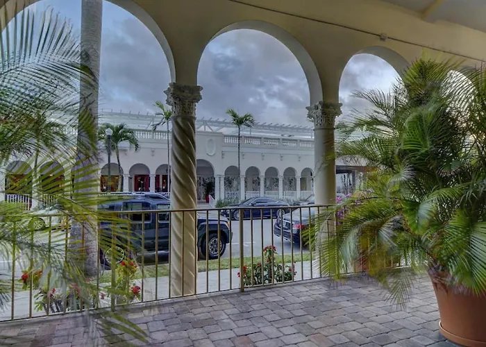 Hemingway Suites At Palm Beach Hotel Island